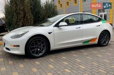 Седан Tesla Model 3 2022 в Бучі