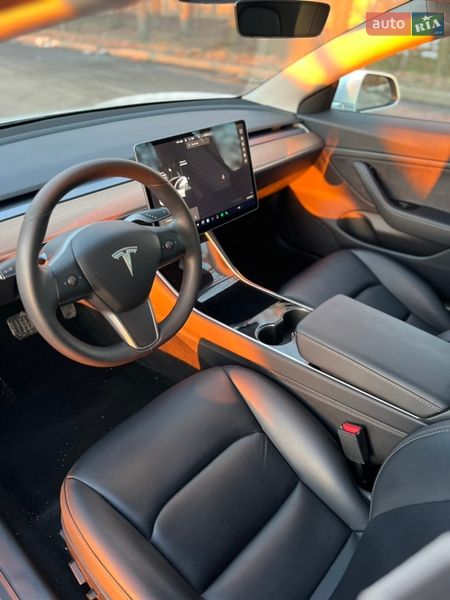 Седан Tesla Model 3 2019 в Броварах