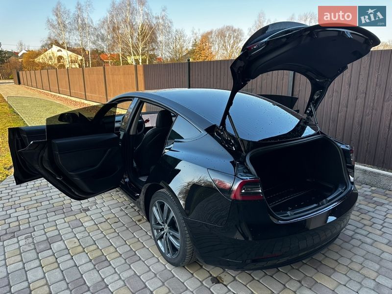 Седан Tesla Model 3 2019 в Львове