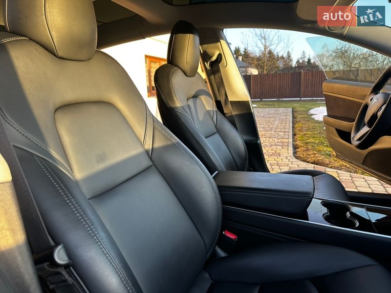 Седан Tesla Model 3 2019 в Львове