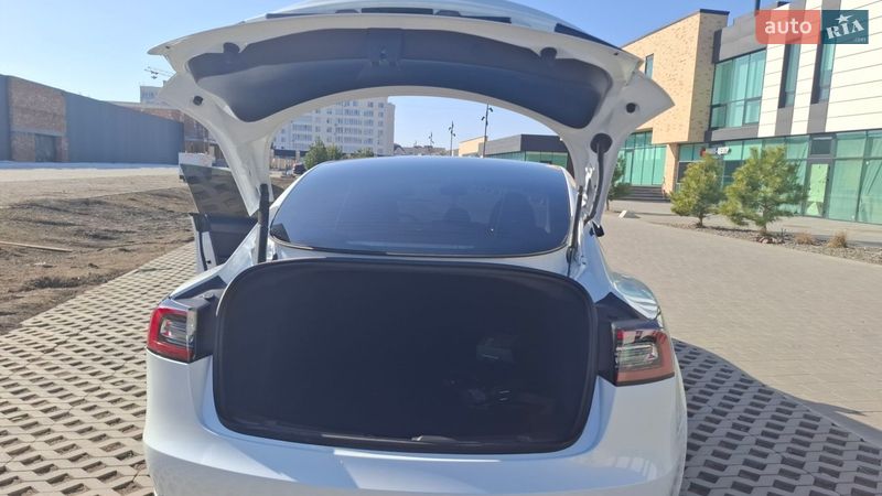 Седан Tesla Model 3 2023 в Хмельницком