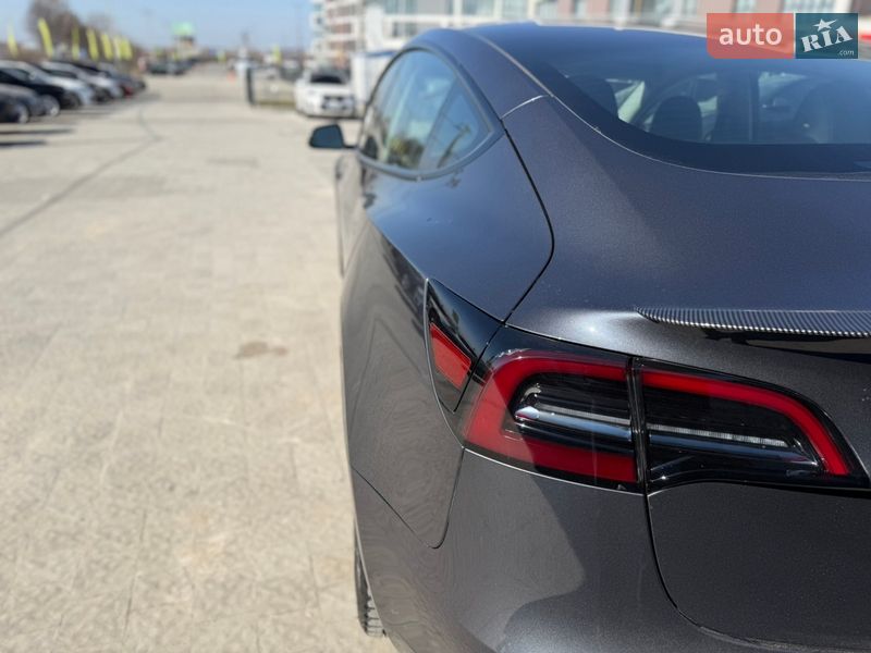 Седан Tesla Model 3 2023 в Львове