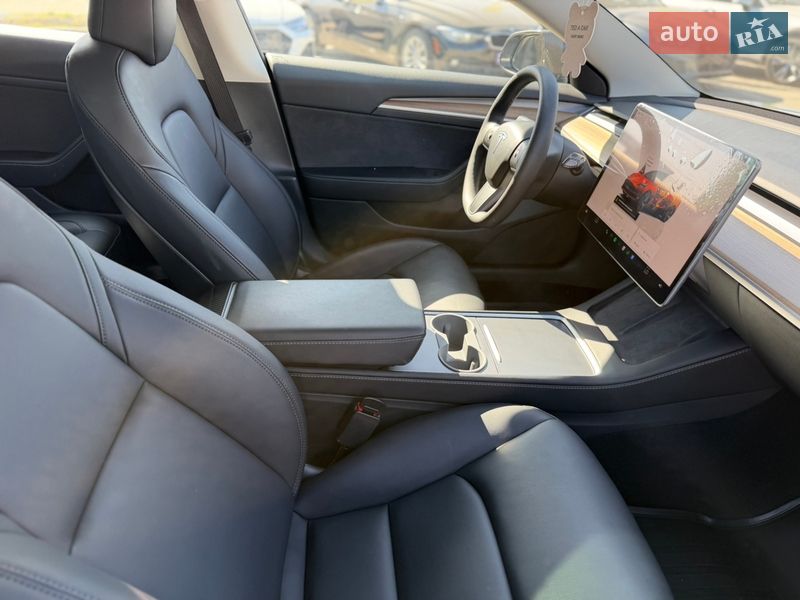Седан Tesla Model 3 2023 в Львове