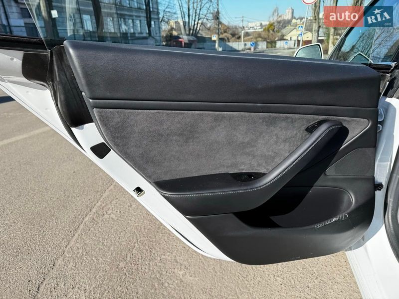 Седан Tesla Model 3 2020 в Киеве