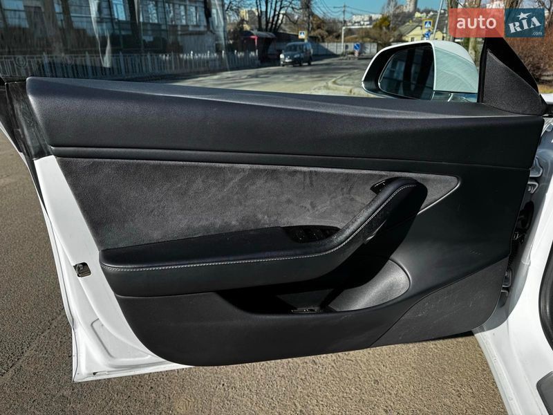 Седан Tesla Model 3 2020 в Киеве