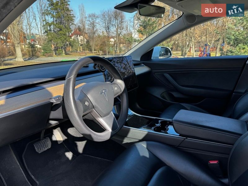 Седан Tesla Model 3 2020 в Киеве