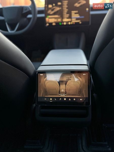 Седан Tesla Model 3 2024 в Львове