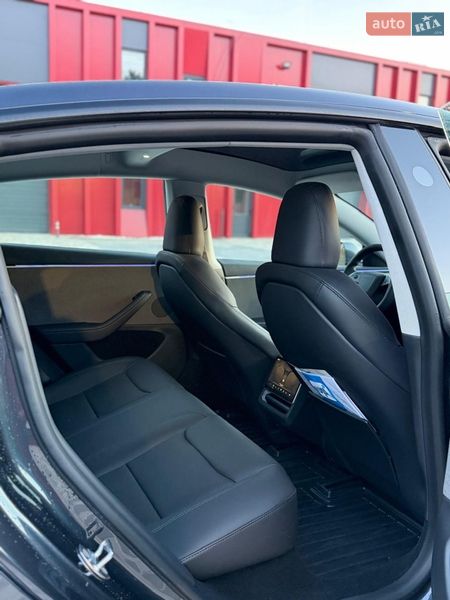 Седан Tesla Model 3 2024 в Львове