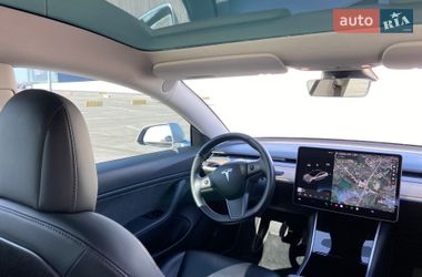 Седан Tesla Model 3 2018 в Львове