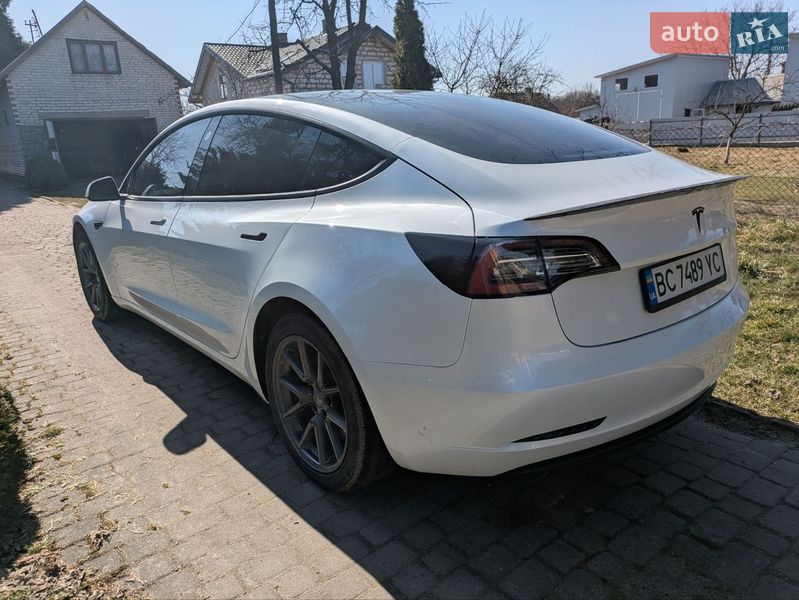 Седан Tesla Model 3 2023 в Львове