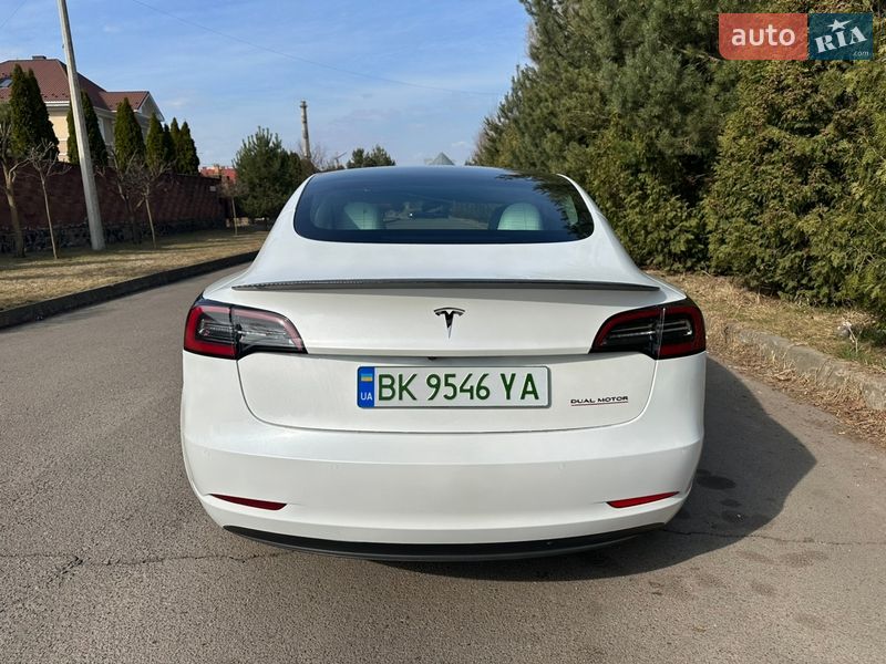 Седан Tesla Model 3 2022 в Ровно