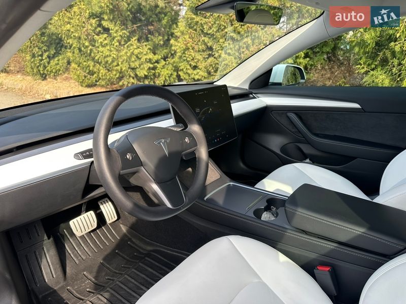 Седан Tesla Model 3 2022 в Ровно