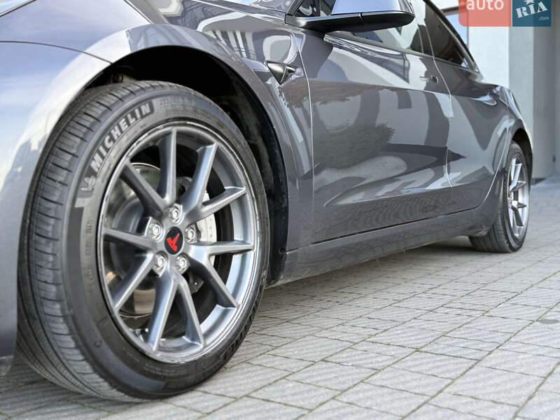 Седан Tesla Model 3 2023 в Стрию