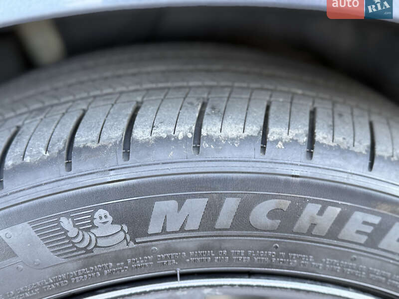 Седан Tesla Model 3 2023 в Стрию