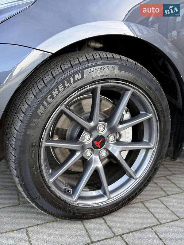 Седан Tesla Model 3 2023 в Стрию