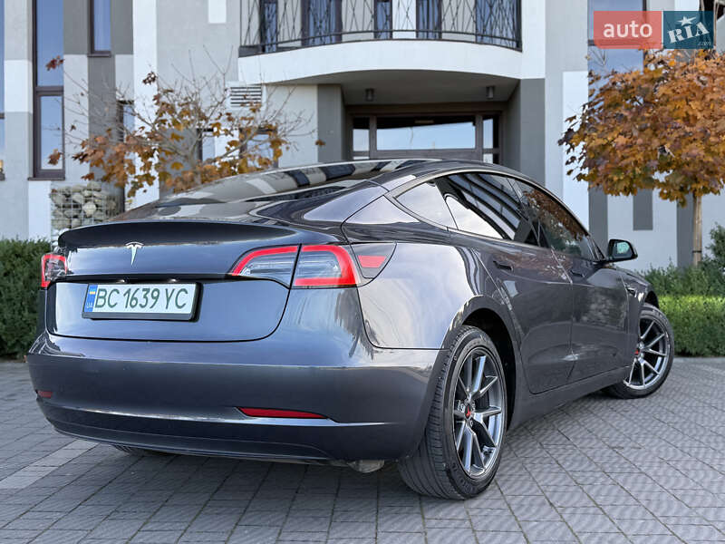 Седан Tesla Model 3 2023 в Стрию
