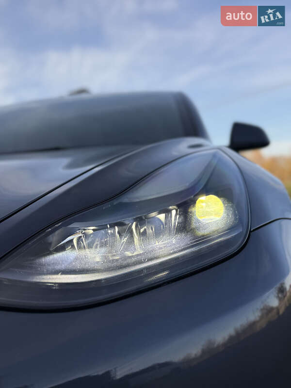 Седан Tesla Model 3 2023 в Стрию
