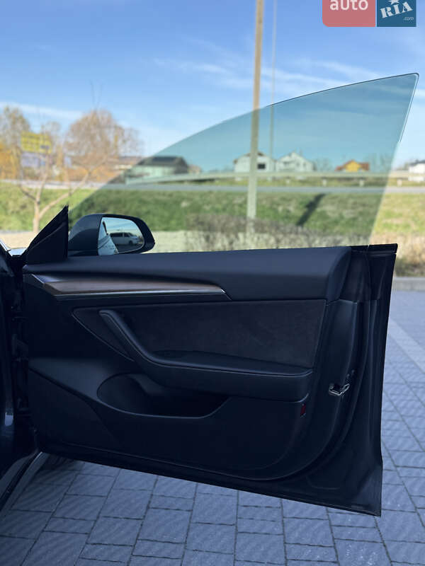 Седан Tesla Model 3 2023 в Стрию