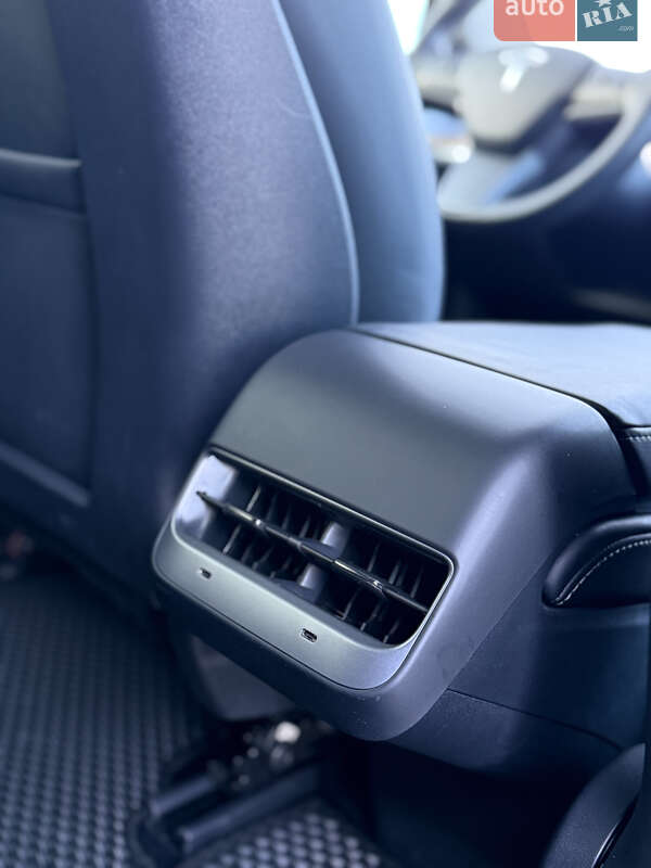 Седан Tesla Model 3 2023 в Стрию