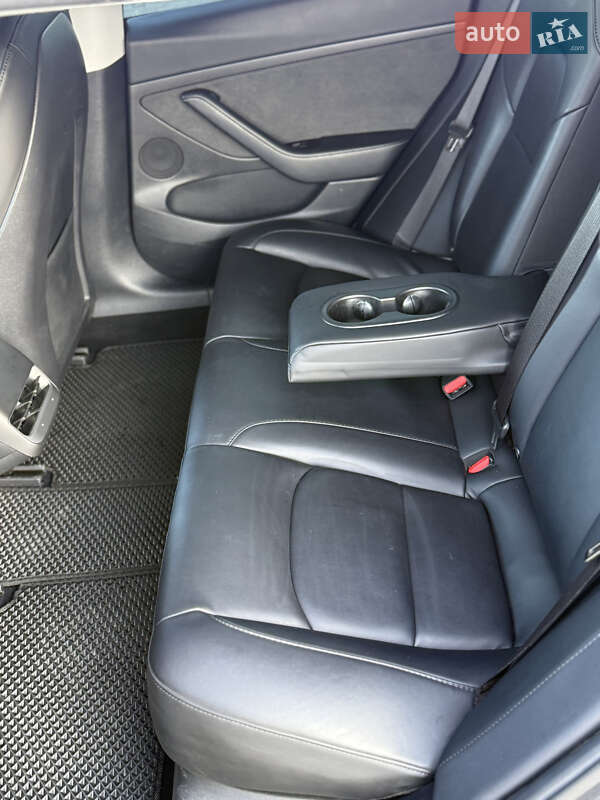 Седан Tesla Model 3 2023 в Стрию