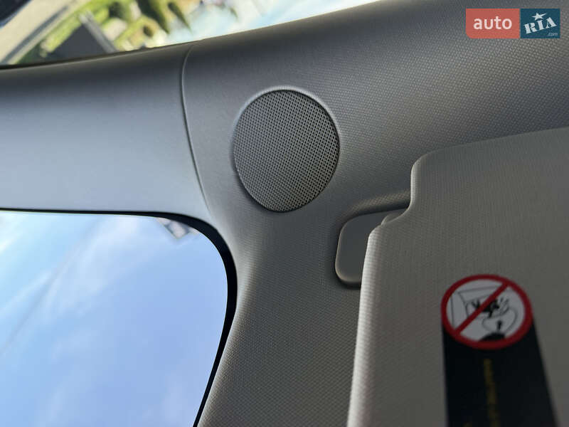 Седан Tesla Model 3 2023 в Стрию