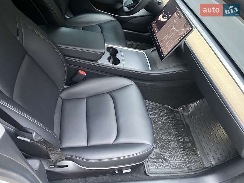 Седан Tesla Model 3 2022 в Киеве