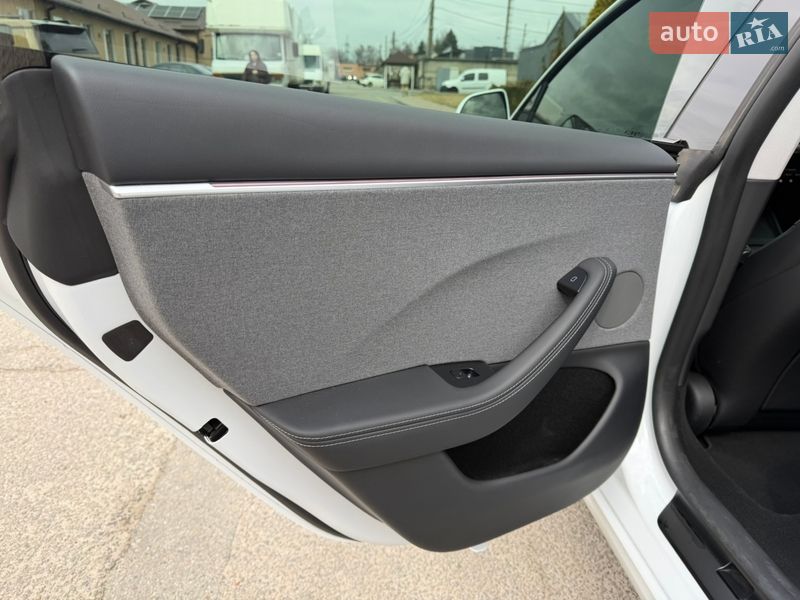Седан Tesla Model 3 2025 в Дніпрі