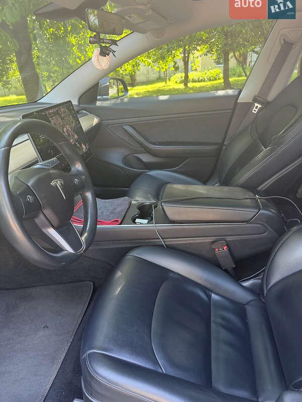 Седан Tesla Model 3 2018 в Львові