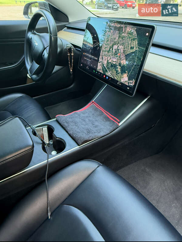 Седан Tesla Model 3 2018 в Львові