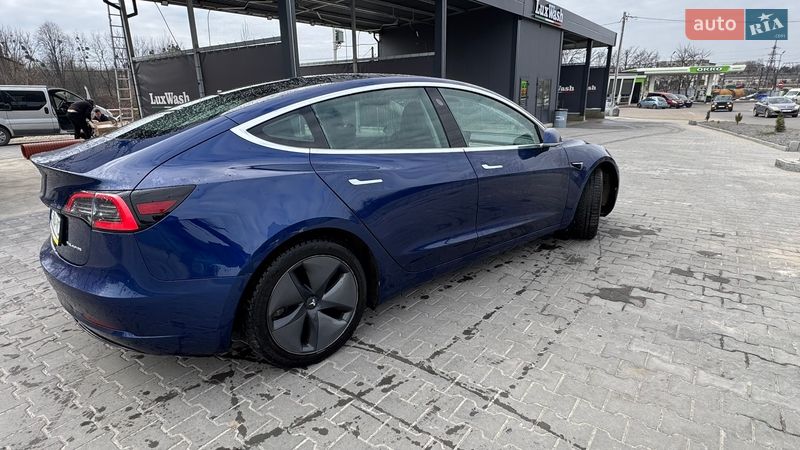 Седан Tesla Model 3 2019 в Львове