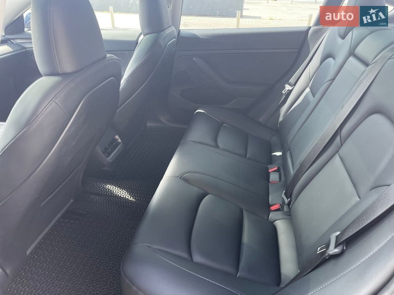 Седан Tesla Model 3 2023 в Тернополе
