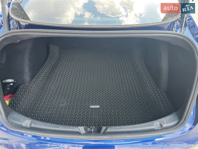 Седан Tesla Model 3 2023 в Тернополе