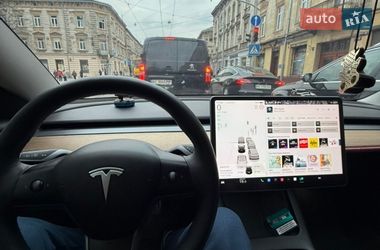 Седан Tesla Model 3 2023 в Львове