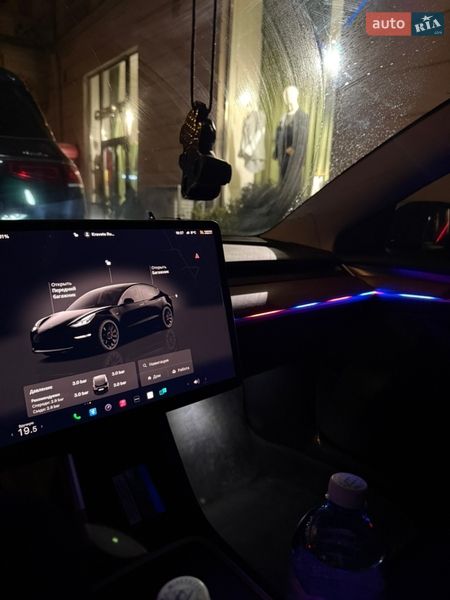 Седан Tesla Model 3 2023 в Львове