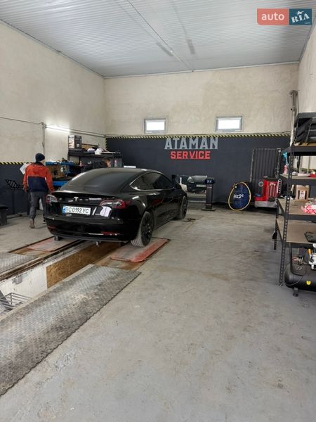 Седан Tesla Model 3 2023 в Львове