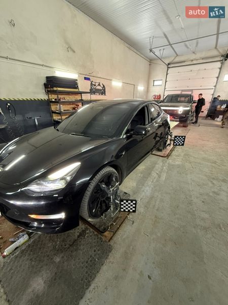 Седан Tesla Model 3 2023 в Львове