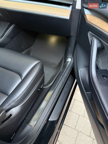 Седан Tesla Model 3 2023 в Львове