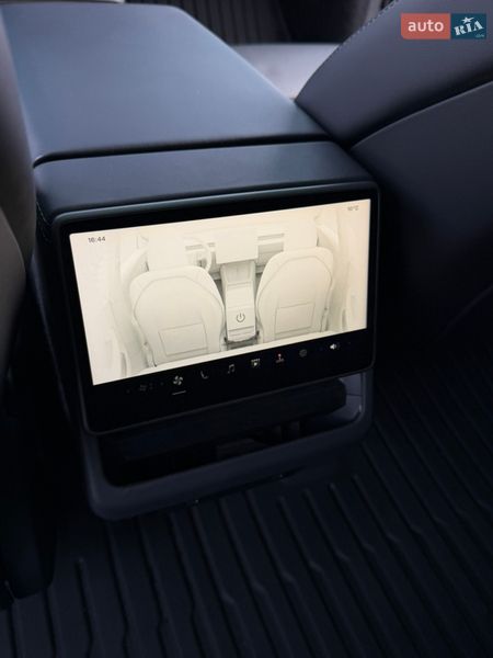 Седан Tesla Model 3 2025 в Хусте