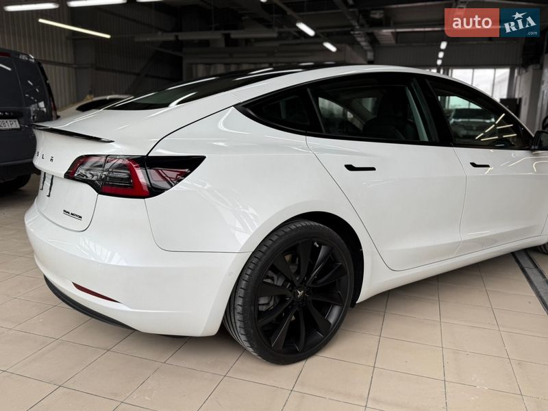 Седан Tesla Model 3 2022 в Львове