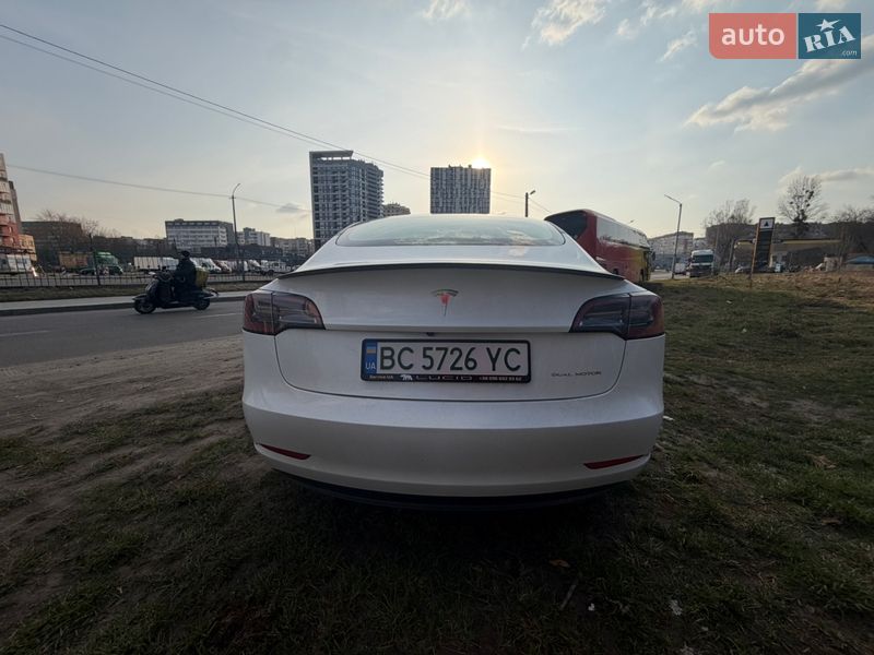 Седан Tesla Model 3 2023 в Львове