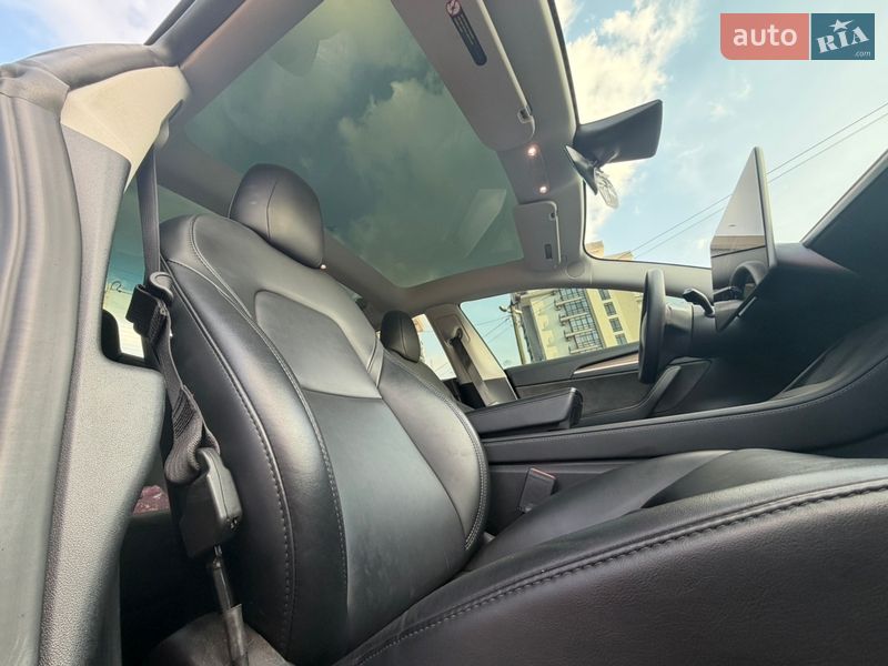 Седан Tesla Model 3 2023 в Львове