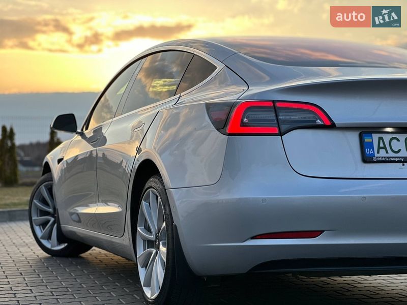 Седан Tesla Model 3 2017 в Луцьку