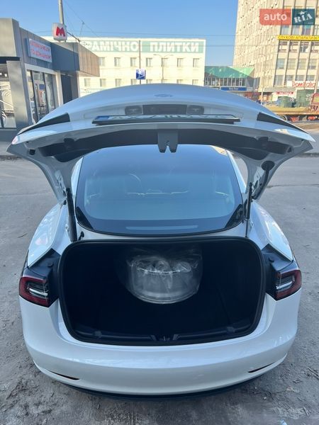Седан Tesla Model 3 2023 в Луцьку