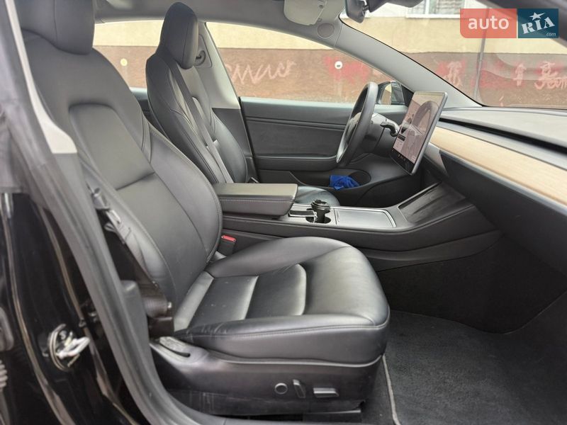 Седан Tesla Model 3 2021 в Звягелі