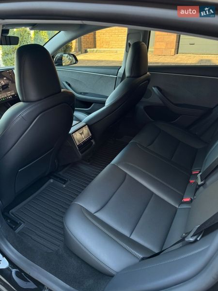 Седан Tesla Model 3 2024 в Черновцах