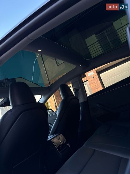 Седан Tesla Model 3 2024 в Черновцах