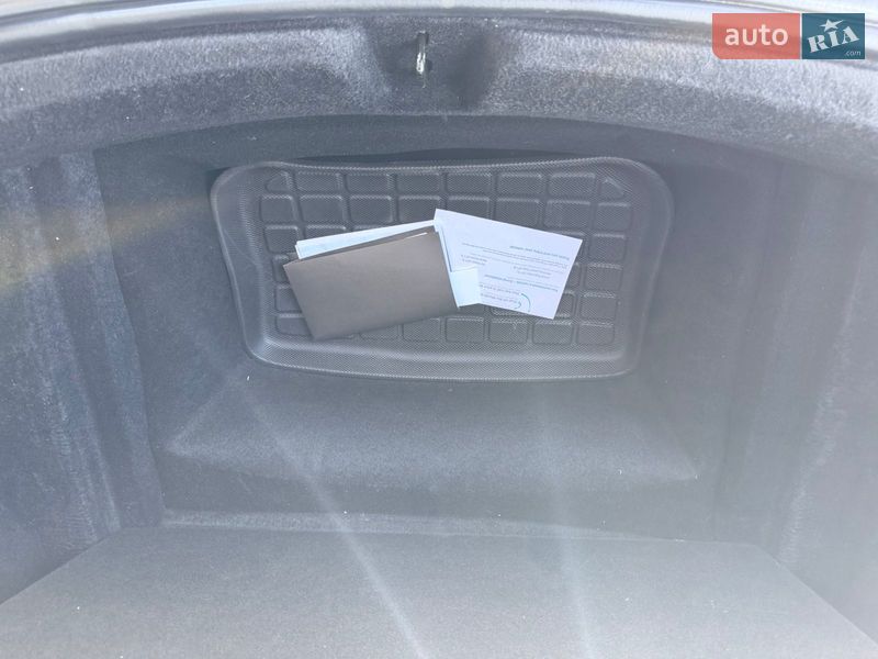 Седан Tesla Model 3 2024 в Кропивницькому