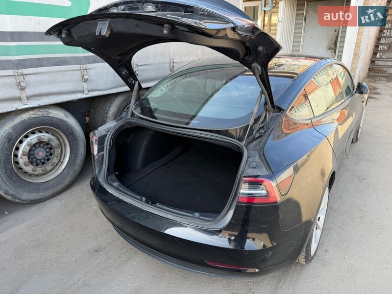 Седан Tesla Model 3 2021 в Киеве