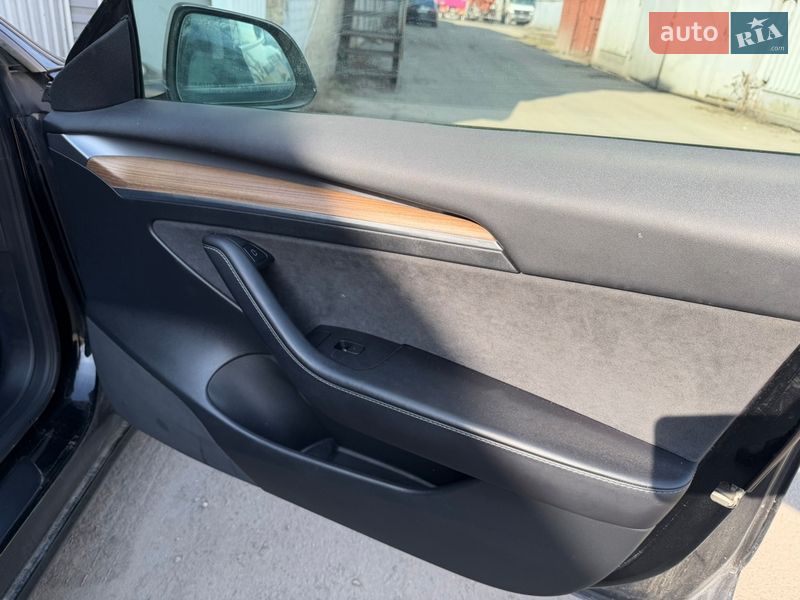 Седан Tesla Model 3 2021 в Киеве
