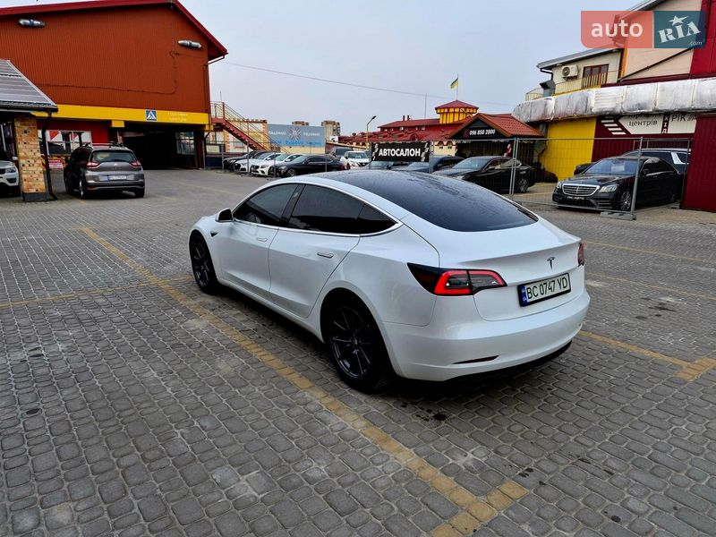 Седан Tesla Model 3 2019 в Львове